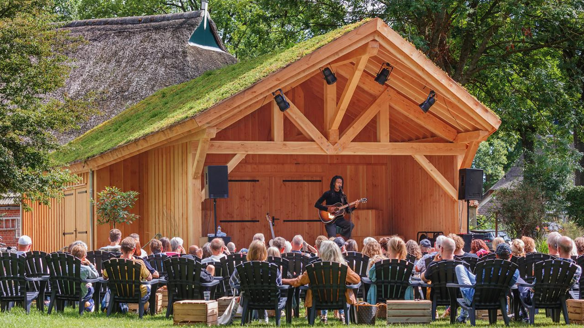 Nieuwbouw bijgebouw met podium bij De Amer