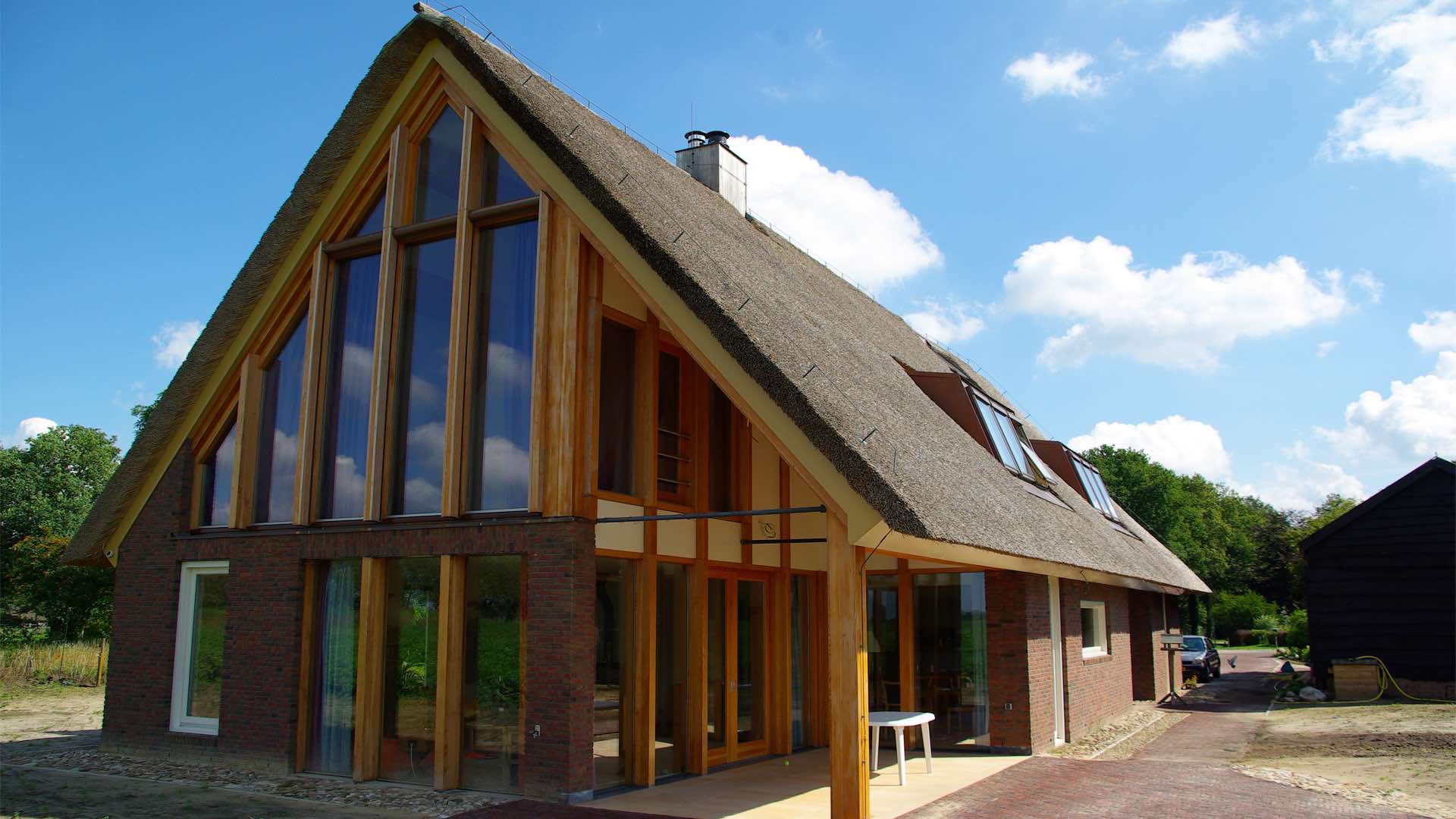 Nieuwbouw moderne woonboerderij te Lhee