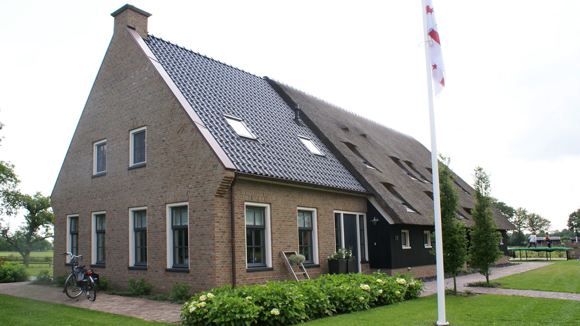Nieuwbouw woonboerderij + bijgebouw te Wapse
