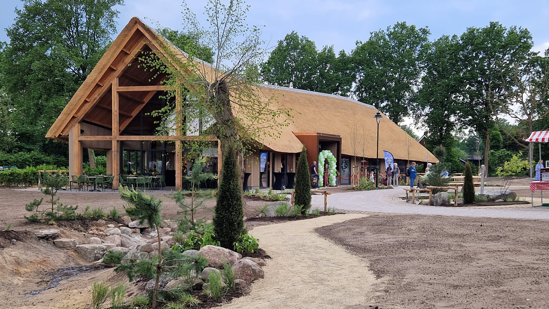 Hallenhoes Exloo feestelijk geopend